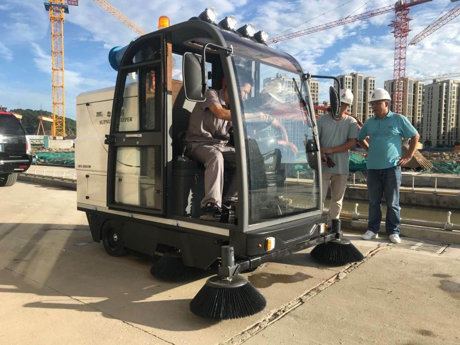 新昌龙海市电动清扫车：现代城市清洁的新解决方案